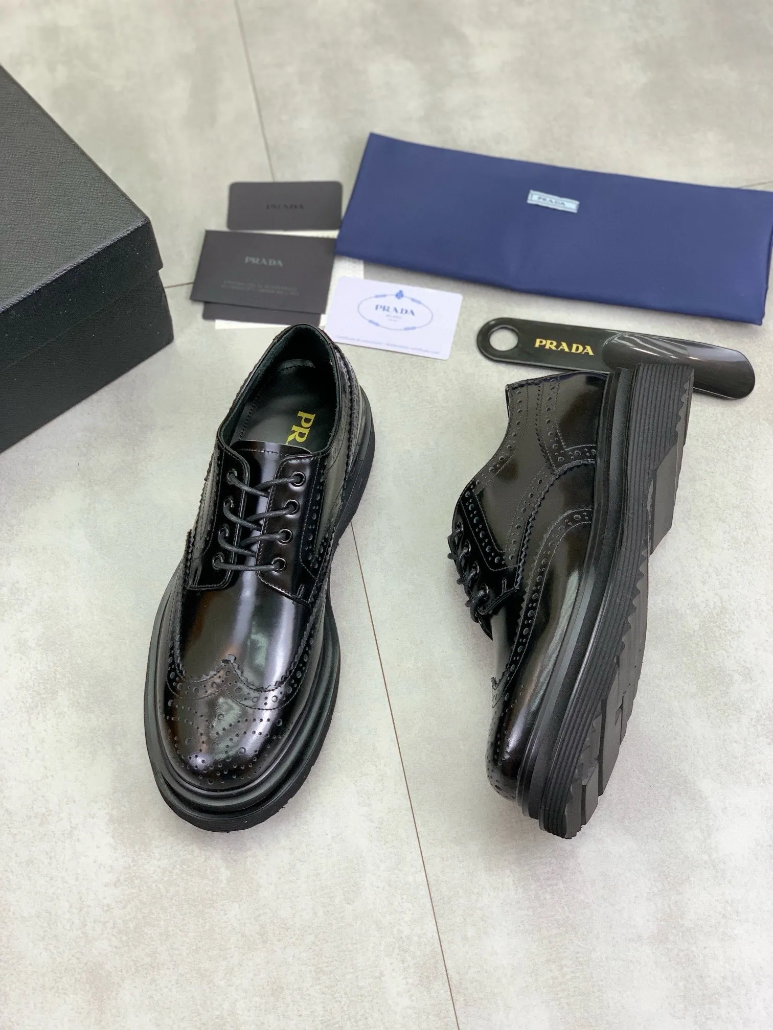 Factory price P880 💰Original quality, top version🔱 ＰＲＡＤＡPrada. Men's business casual leather shoes, top quality products. 1:1 shipment⬆️Luxurious and noble👞All imported original brand fabrics, just to create a more comfortable wearing experience. Upper: Original comfortable open edge bead-rubbed calf leather➕Top imported water-dyed full cow lining, original lightweight and comfortable TPU foam combination bottom✔️Code number: 39-44 (38.45 can be customized)